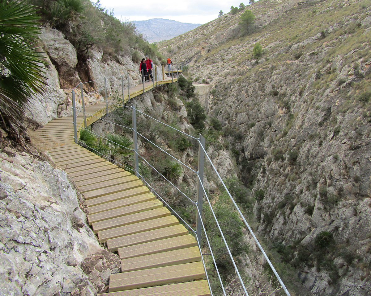 La Pasarela de Relleu: Un paseo suspendido entre historia y vértigo