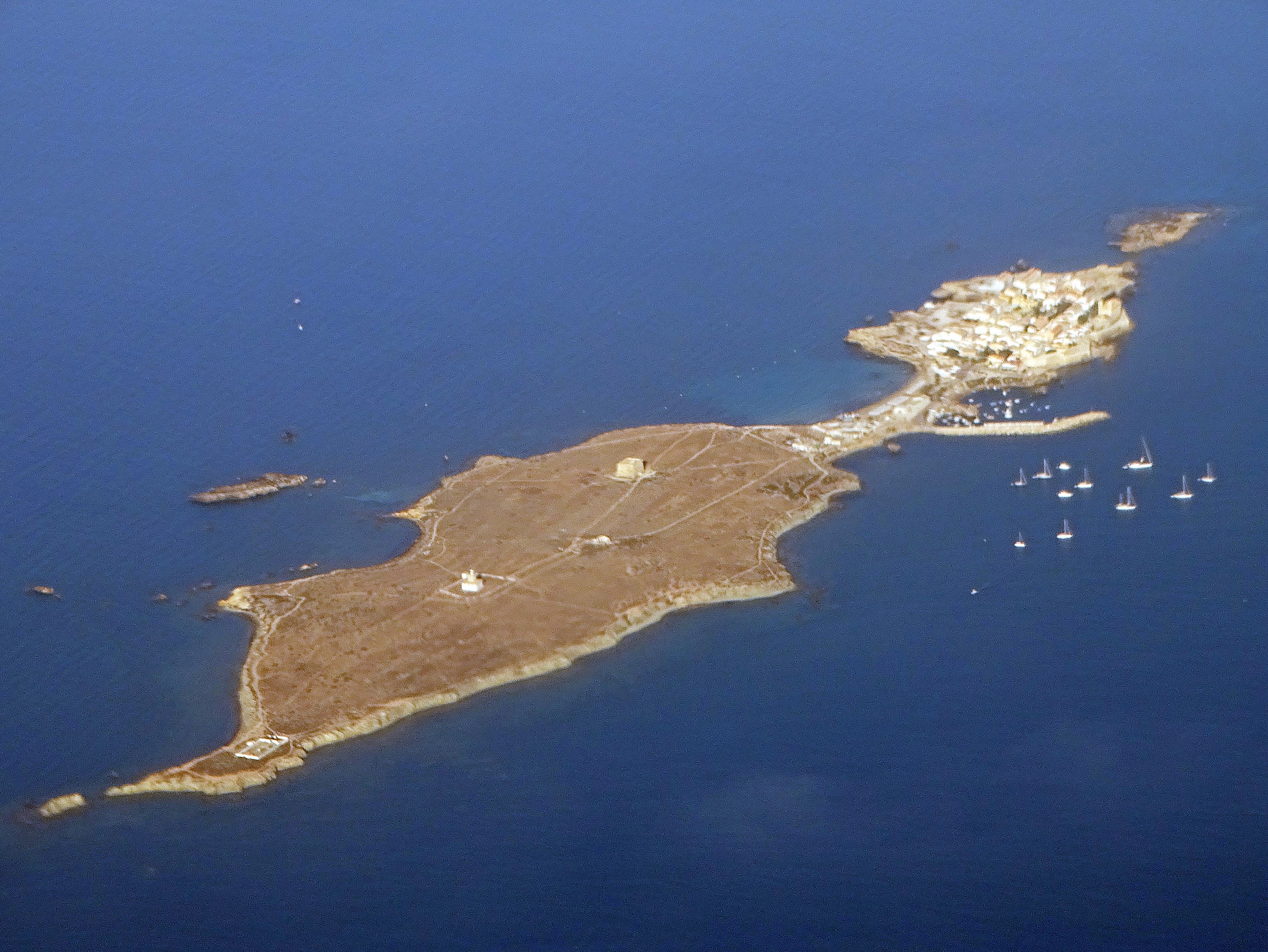 Tabarca: La isla habitada más pequeña del Mediterráneo español